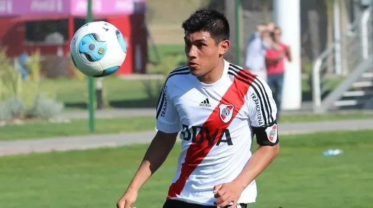 Federico Vega con la camiseta de River.