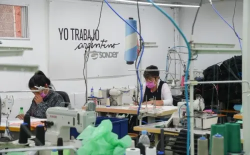 Así trabaja una fábrica textil por estos tiempos. (Foto: Getty)