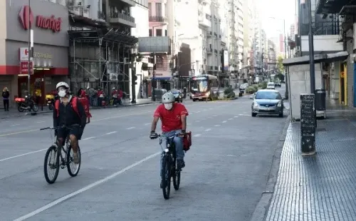 Poca gente y muchos barbijos en Buenos Aires. (Foto: Getty)