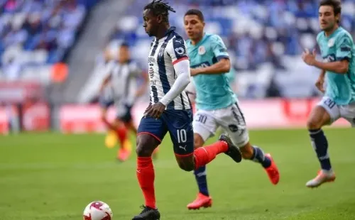 Loba analiza opciones de juego en el partido ante Atlético San Luis.