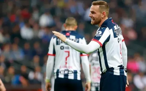 Janssen se suma a la celebración de uno de los goles de Rayados ante Juárez.