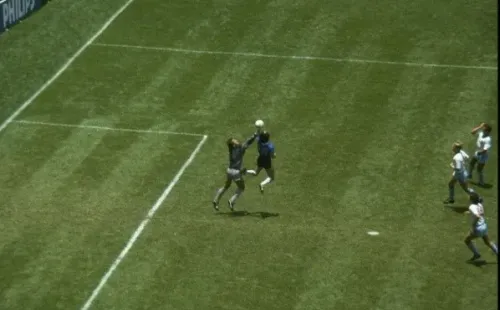 Maradona anticipa la salida de Peter Shilton (Foto: Getty)