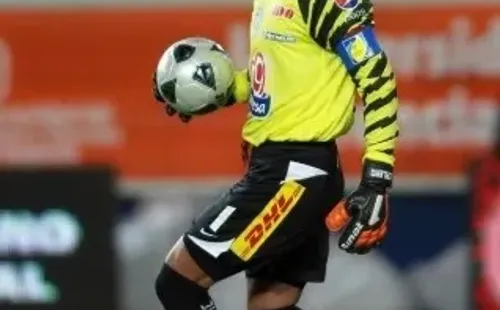 Miguel Calero, histórico arquero que atajó en Pachuca, con botas Manríquez.
