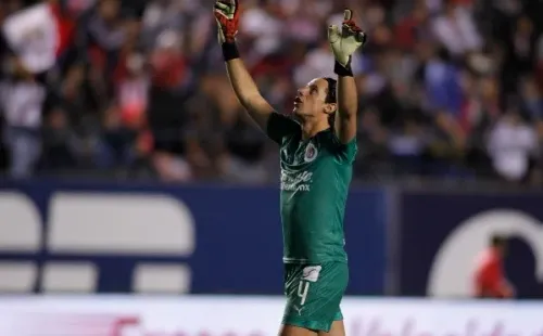 Toño Rodríguez festeja el gol de Chivas ante San Luis.