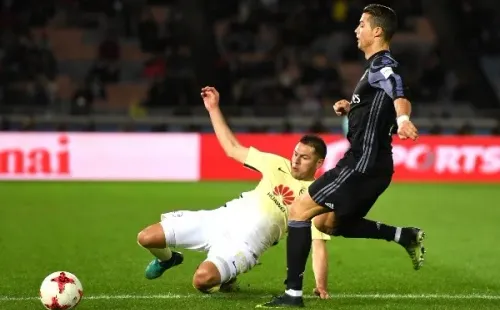 Aguilar disputa el balón con Cristiano Ronaldo en el Mundial de Clubes