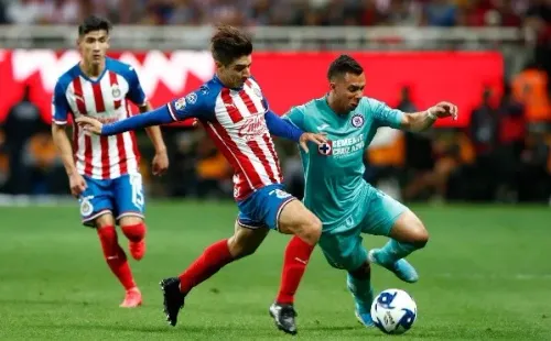 Brizuela disputa un balón y Antuna observa de fondo.