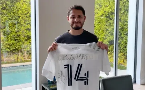 Javier Hernández posa con la piel que le obsequió a un médico.