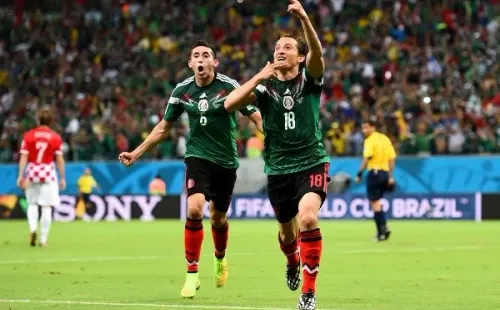 Juntos: Guardado y Herrera festejan ante Croacia por el Mundial de Brasil 2014.
