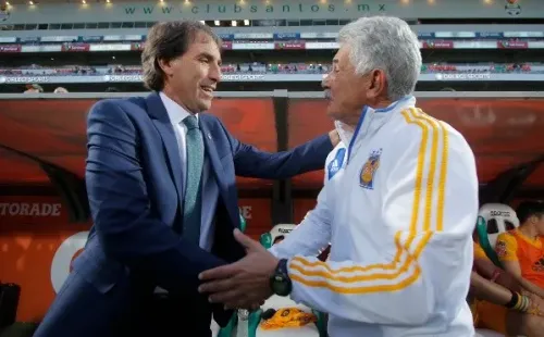 Almada y Ferretti se saludan previo al choque del Clausura 2020.