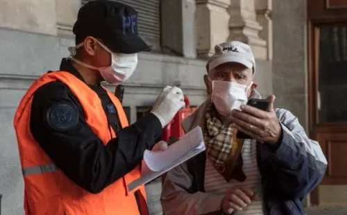 La gente debe utilizar barbijos en la vía pública. (Foto: Getty)