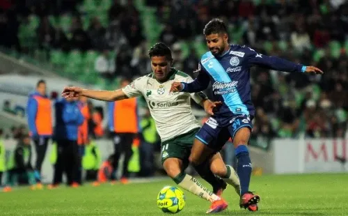 Clausura 2017: Esparza disputa el balón con Davino.