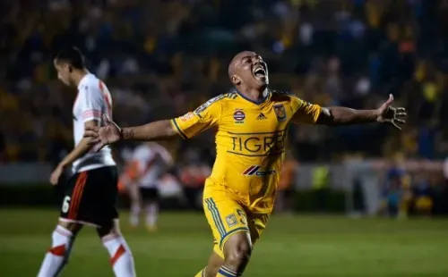 Pasado en Tigres: Arévalo Ríos festeja su gol frente a River por la Copa Libertadores 2015.