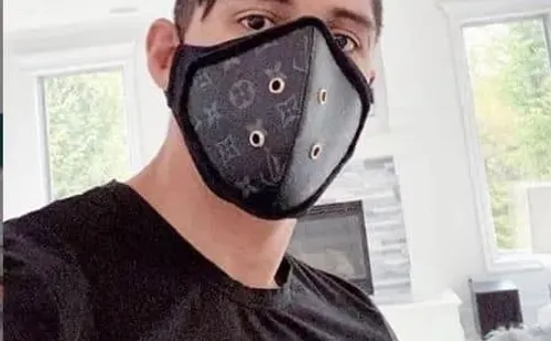 Pulido fue uno de los futbolistas que usó el tapaboca de entre 2,000 y 3,000 pesos.