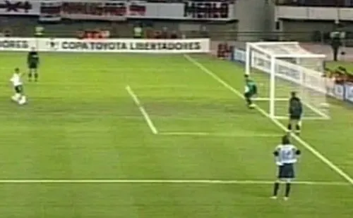 Lucchetti atajó un penal e increíblemente el árbitro cobró que estaba adelantado.