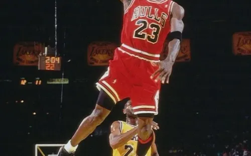 Michael Jordan y una jugada vista muy seguidamente en The Last Dance (Foto: Getty)