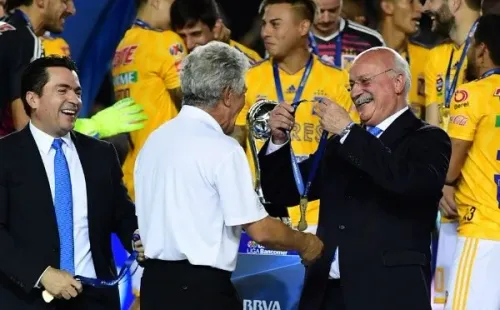 Ferretti recibe la medalla de Tigres campeón del Clausura 2019.