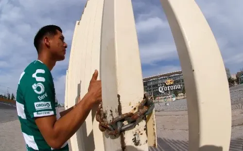 Desolación: un aficionado de Santos aguarda por la reanudación del futbol.