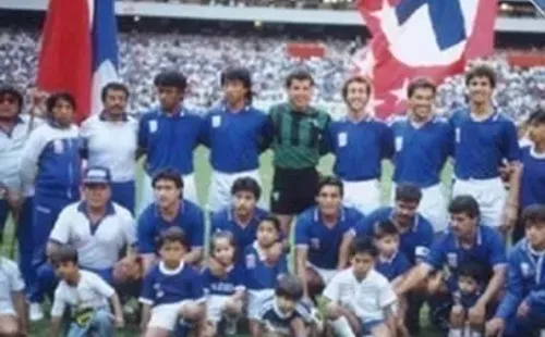 Erbín posa junto al plante de Cruz Azul en el 89.