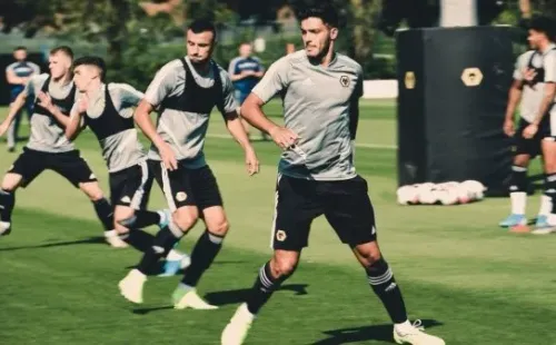 Raúl volvió a entrenar con los Wolves a la espera de saber dónde jugará la próxima temporada