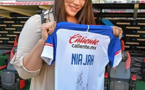 Nia Jax cruz azul