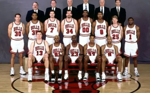 El plantel de Chicago Bulls campeón de la NBA en 1997 (Foto: Getty)