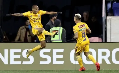 El chileno festeja junto a Quiñones un gol frente al New York City.