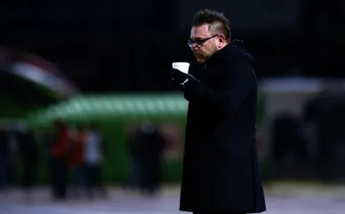 Antonio Mohamed observando el juego entre FC Juárez y Rayados (Foto: Getty Images)