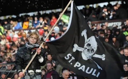 La ‘bandera pirata’, símbolo del St. Pauli (Getty)
