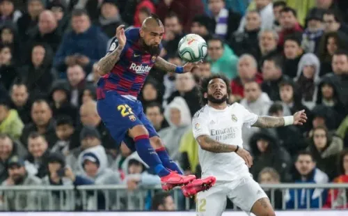 Arturo Vidal disputando un balón con Marcelo (Foto: Getty Images)