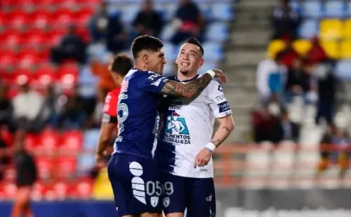 Víctor Guzmán se abraza con Rubens Sambueza en Pachuca.