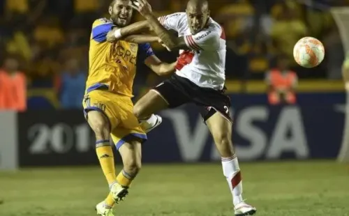 Jonatan Maidana estorba a Gignac en la final de la Libertadores 2015.