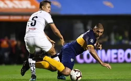 Franklin Guerra marcando a Wanchope (Foto: Getty Images)