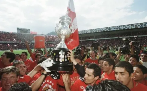 Los jugadores de Toluca alzando el trofeo. Foto: Toluca Oficial