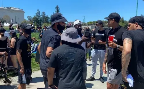 Curry y los Warriors activos en marcha pacífica (Foto: @wcgoldberg)