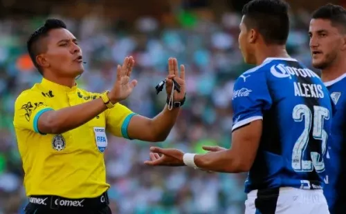 Pérez le pide explicaciones al silbante durante un juego del Clausura 2019.