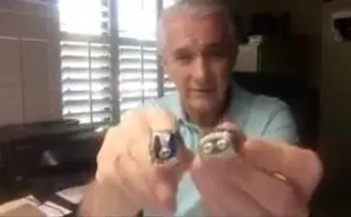 Raúl Allegre muestra sus dos anillos de Super Bowl