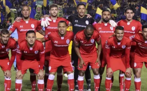 Millán posa junto a sus compañeros en Toluca.