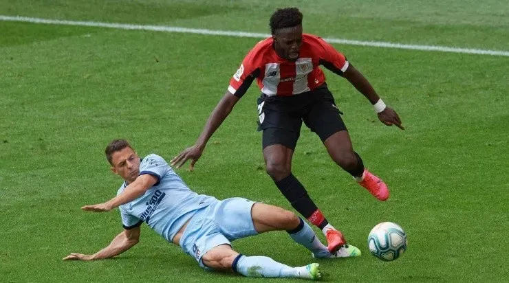 Santiago Arias contra Iñaki Williams en el Athletic vs. Atlético // Getty Images.