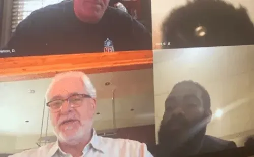 Phil Jackson en una reunión de los Eagles