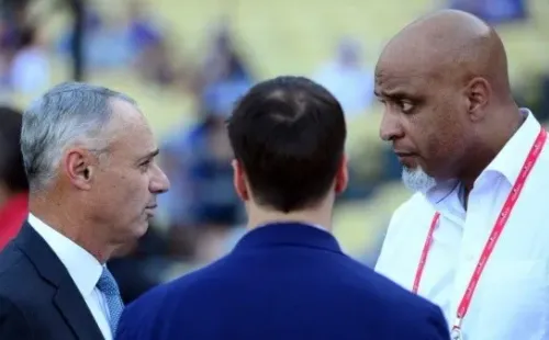 Tony Clark y Rob Manfred encabezan negociaciones (Getty)