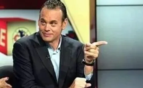 Faitelson y el escudo del América de fondo.
