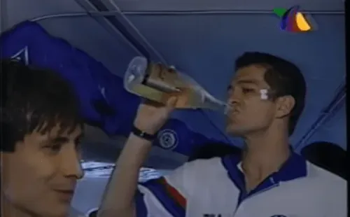 Carlos Hermosillo festejando el título de Cruz Azul. (Captura de pantalla)