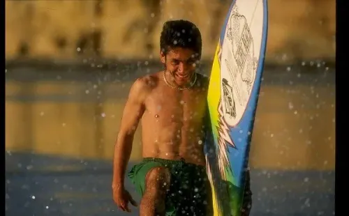 Jorge Campos surfeando en Acapulco. (Getty Images)