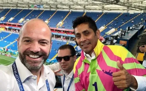 Jorge Campos, comentarista de TV Azteca. (@garciaposti)