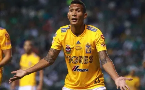Francisco Meza defendiendo la playera universitaria (Getty Images)