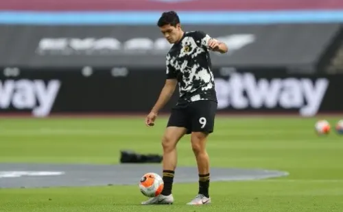 El calentamiento de Raúl Jiménez para enfrentar a West Ham (GETTY)