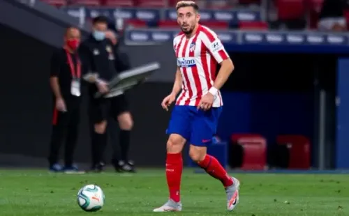 Héctor Herrera lleva la pelota (Getty Images)