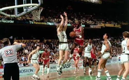 Larry Bird marcando a Michael Jordan