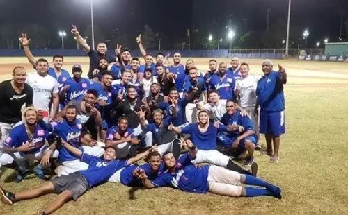 Loriam junto al equipo Vaqueros, de Montería