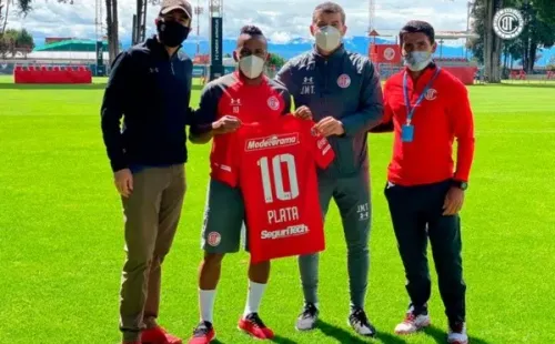 Plata recibiendo la #10 (Twitter @TolucaFC)